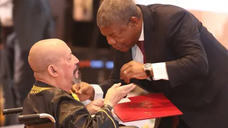Perto de 250 cidadãos condecorados com a medalha dos 50 anos da Independência Nacional